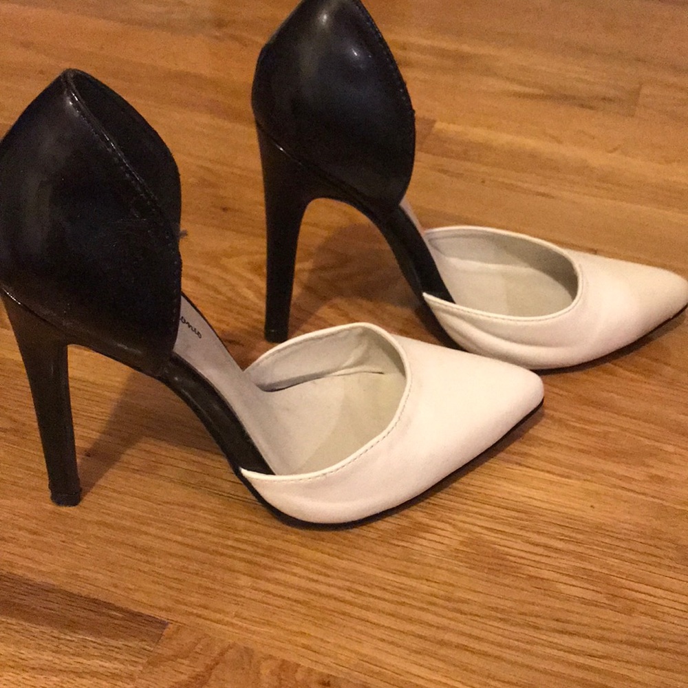 White and black heels! - Picture 1 of 5